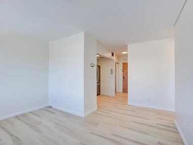 LR looking toward Kitchen
