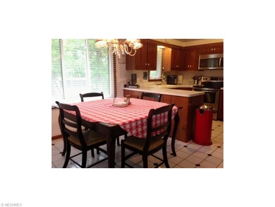 EAT-IN KITCHEN, STAINLESS STEEL APPLIANCES, CERAMI