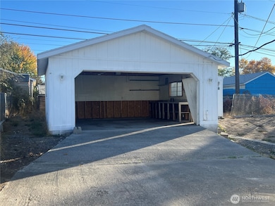 321 W Loop Dr, Moses Lake, WA 98837 - photo 2