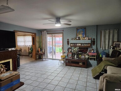 1214 Sherwood Eddy Dr, Jacksonville, IL 62650 - photo 2