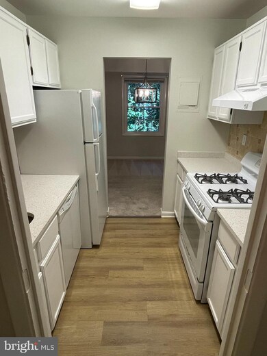 3790 Lyndhurst Dr unit 203, Fairfax, VA 22031 - photo 5