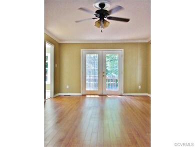 Spacious Family Room with upgraded hardwood lamina