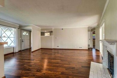 Diamond pane windows i living room.