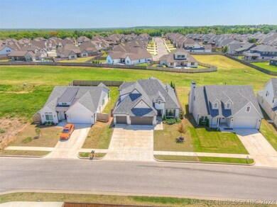 LOOK at that greenbelt behind the houses!! It is a