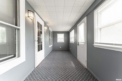 902 Pulaski St, Lincoln, IL 62656 - photo 2