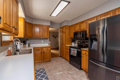 3613 SW Westport Dr, Topeka, KS 66614 - photo 4