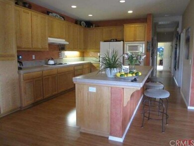 spacious kitchen with island,reverse osmosis, pant