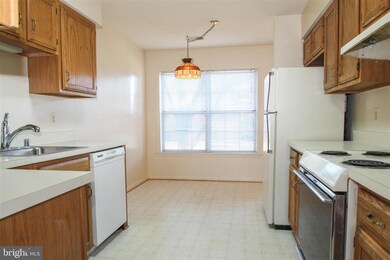300D Locust St SE unit 6, Vienna, VA 22180 - photo 3