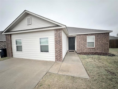 1914 Oak Tree Ct, Shawnee, OK 74804 - photo 2