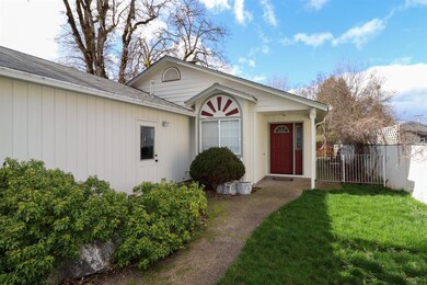 792 NE 12th St, Grants Pass, OR 97526 - photo 3