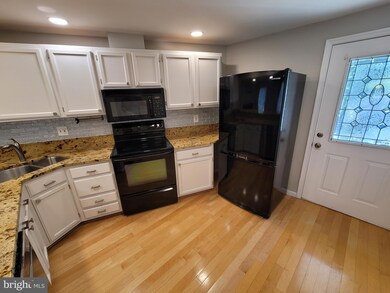 11921 Redtree Way, Reston, VA 20194 - photo 5