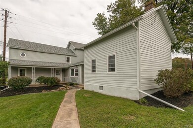 Front of home with carriage house displayed on rig