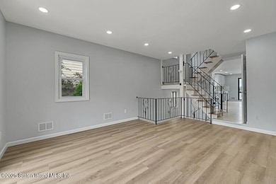 25 Geyser Dr, Staten Island, NY 10312 - photo 2