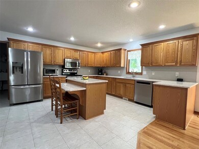 1121 Woodland Dr, Newton, IA 50208 - photo 3