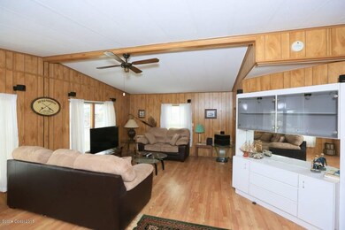 2 923 Redbud - Living Room - V2jpg