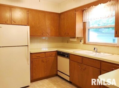 2115 W 38th Place, Davenport, IA 52806 - photo 5