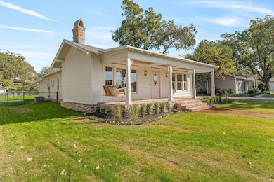 915 Cherry St, Graham, TX 76450 - photo 3