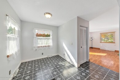 08-3913 S Deerfield Ave-WindowStill
