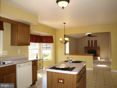 239 Heatherfield Dr, Souderton, PA 18964 - photo 4