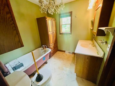 bath main off master walk thru