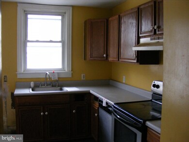 2443 Grant St, Reading, PA 19606 - photo 3