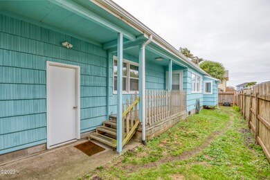 1136 SW 8th St, Newport, OR 97365 - photo 3