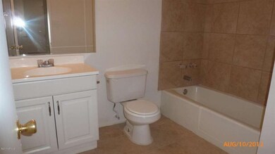 6033 W Palm Lane - Hall Bath1