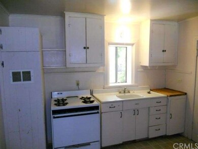 Kitchen w/gas range.