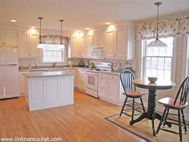 Kitchen & dining area