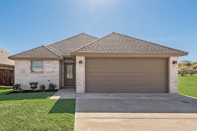 625 Copenhavr St, Pilot Point, TX 76258 - photo 2