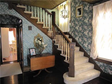 Entry/Foyer.