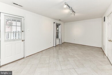 2449 Clover Field Cir, Herndon, VA 20171 - photo 3