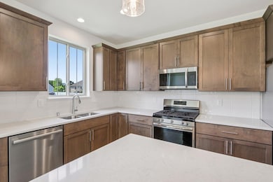 2707 Mapleton Ave 03 Kitchen