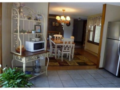 Bright sunny kitchen w/SS appl