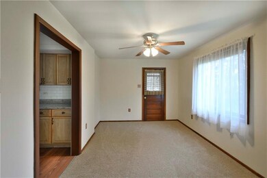 The dining room measures approximately 13'x10'. Th
