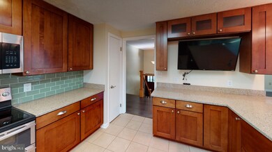 12903 Melville Ln, Fairfax, VA 22033 - photo 5