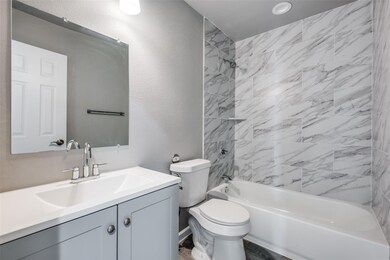 Full bathroom with toilet, tiled shower / bath com