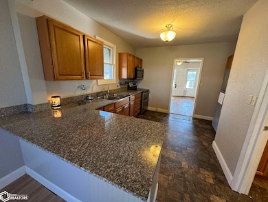 613 W Maple St, Centerville, IA 52544 - photo 6