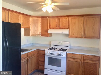 9226 Rolling View Dr, Lanham, MD 20706 - photo 6