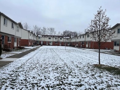 20926 Hunt Dr, Roseville, MI 48066 - photo 2