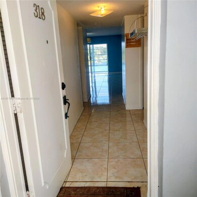 877 NE 195th St unit 318, Miami, FL 33179 - photo 4