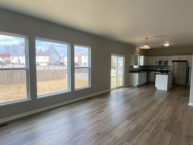 907 Harbinger Cir E, Columbus, OH 43213 - photo 6