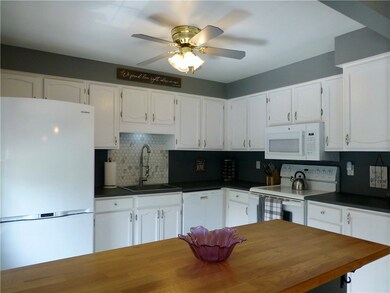 Eat breakfast or lunch on the built-in breakfast c