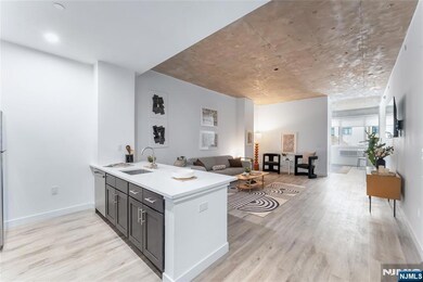 10 Commerce Ct unit 2E, Newark, NJ 07102 - photo 5