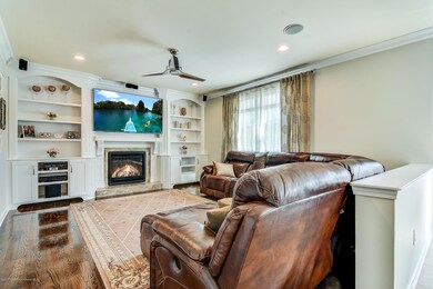 006_Family Room