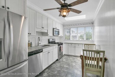 552 living room kitchen