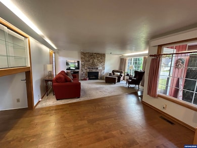 1090 SE 3rd Ave, Mill City, OR 97360 - photo 7