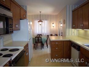 Kitchen and Breakfast Area