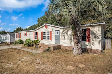 Manufactured / mobile home featuring a front lawn