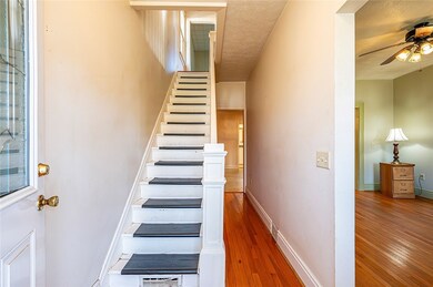 ENTRY W/ STAIRS TO UPPER LEVEL
